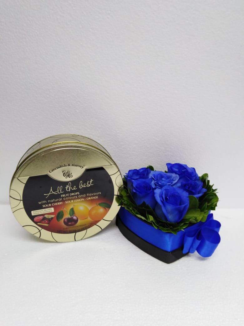 6 Rosas Azules en Caja Corazón y Caramelos Mix de 175 Gramos